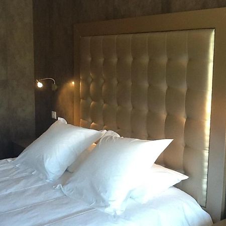 Hotel Les Deux Lions Riez Rum bild